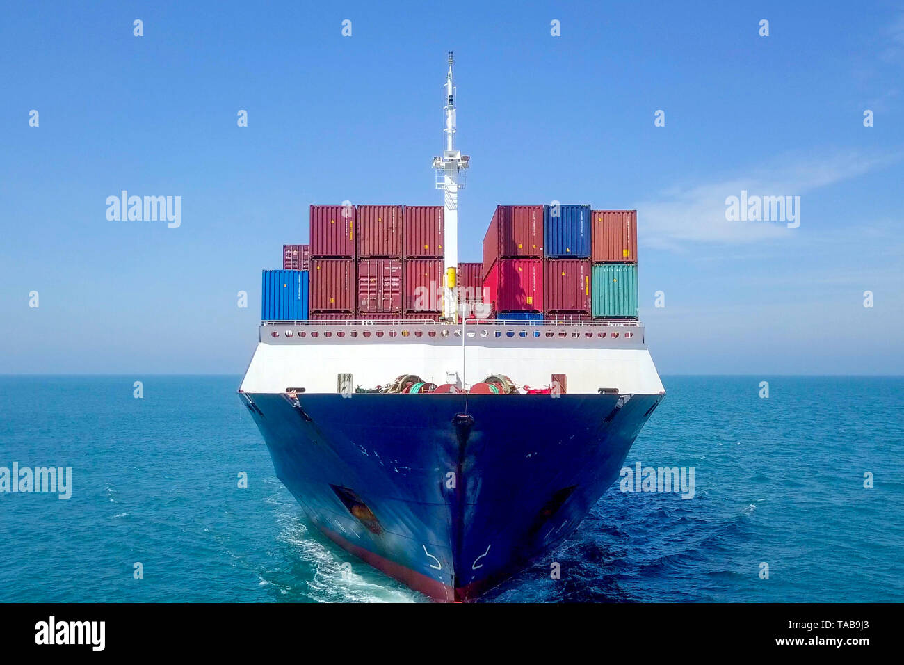 Große Container Schiff auf dem Meer - Low Angle Luftbild. Stockfoto