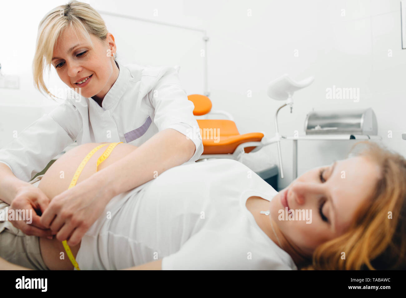 Ärztin Maßnahmen Bauch schwanger. Beratung Schwangerschaft Stockfoto