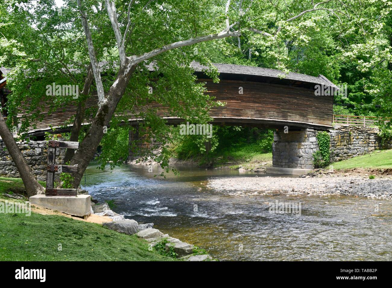 Überdachte buckligen Holzbrücke Stockfoto