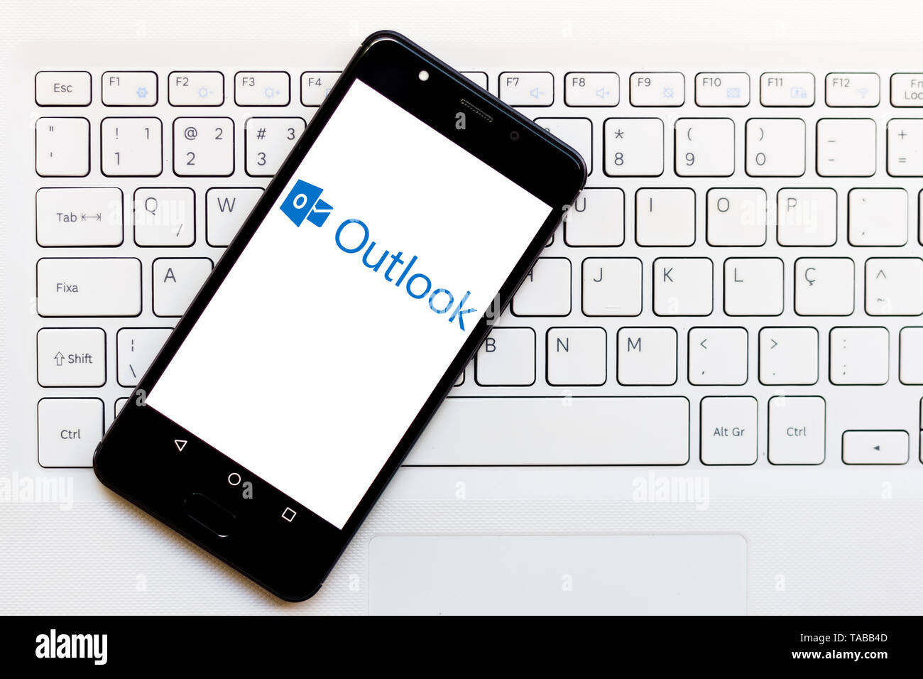 In diesem Foto Illustration der Outlook Logo wird auf dem Smartphone angezeigt. Stockfoto