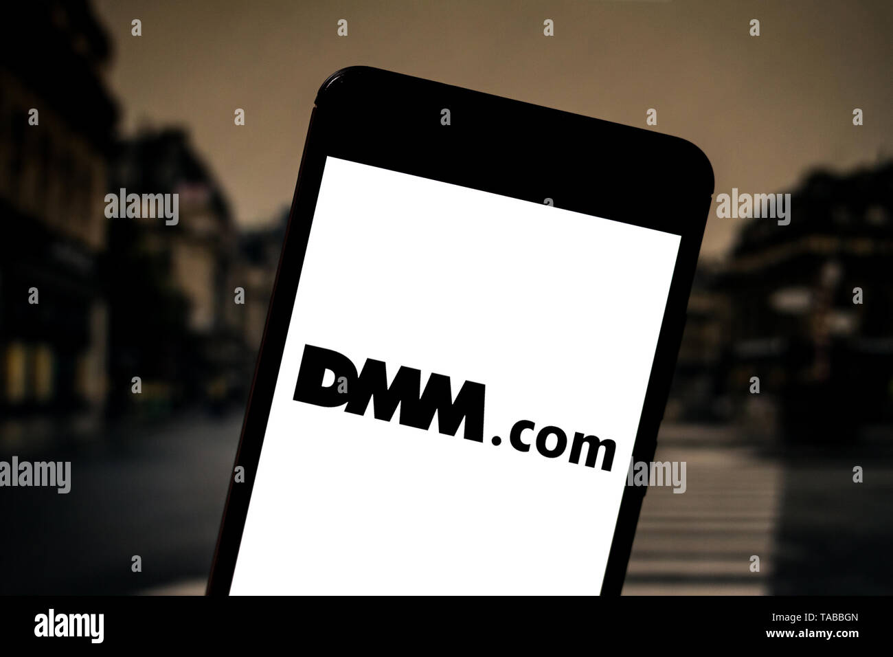 In diesem Foto Illustration der DMM.com Logo wird auf dem Smartphone angezeigt. Stockfoto