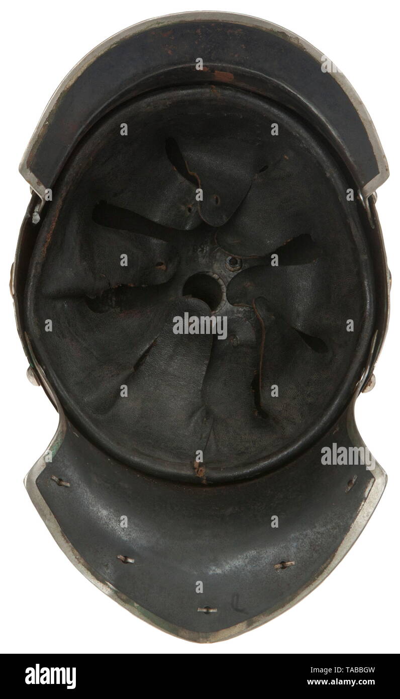 Eine Kaiserliche Helm M 1905 für Mannschaften der montiert Gewehre 1-4 Regimenter Metall Hummerschwanz Körper mit gebläuten Finish zeigt einige Rost und Lochfraß, Körper datiert "1914" und Teekocher gekennzeichnet, schwarz, Innenfutter aus Leder, silber hell Dragoon eagle Frontplatte durch Schleifen mit Lederbändern, silver Spike, Kreuz und Körper Verkleidung befestigt, große weiche Messing kinnbänder und 91 Nasen, extra Befestigungsbohrungen in Körper hinter 91 Nasen, fehlende Kokarden. USA - Los, Seite 4 Siehe. historischen, geschichtlichen, Preußen, Preußen, Deutsche, Deutschland, Militaria, Militär, Objekt, Objekte, Additional-Rights - Clearance-Info - Not-Available Stockfoto