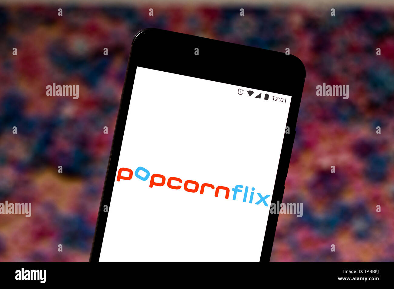 In diesem Foto Illustration der Popcornflix Logo wird auf dem Smartphone angezeigt. Stockfoto