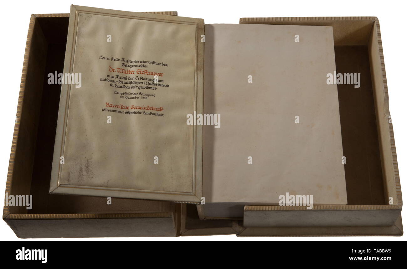 Eine Präsentation Ausgabe von 'Mein Kampf' mit dem Engagement für die Nürnberger Bürgermeister Dr. Walter Eickemeyer 1938 gedruckten Ausgabe, herrlich altmodischen Pergament Abdeckung mit einem vergoldeten Silber, vor dem Krieg detaillierte Karte von Deutschland, nationale Adler und äußeren Rahmen. Silver Frame Maker mit der Aufschrift "ROTHMÜLLER MÜNCHEN' und '900' geprägt, in der rechten unteren Ecke. Auf der Innenseite des vorderen Deckels Pergament Dokument mit braun-schwarze und rote Hand Kalligraphie. (Anm. S. T.) "Mr. Stellvertretender Vorsitzender des Vorstandes, Bürgermeister Dr. Walter Eickemeyer, anlässlich der, Erklärung als, national-sozialistische Modell business, widmen, nur Editorial-Use - Stockfoto