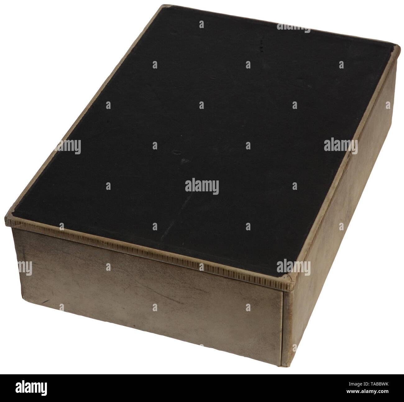 Eine Präsentation Ausgabe von 'Mein Kampf' mit dem Engagement für die Nürnberger Bürgermeister Dr. Walter Eickemeyer 1938 gedruckten Ausgabe, herrlich altmodischen Pergament Abdeckung mit einem vergoldeten Silber, vor dem Krieg detaillierte Karte von Deutschland, nationale Adler und äußeren Rahmen. Silver Frame Maker mit der Aufschrift "ROTHMÜLLER MÜNCHEN' und '900' geprägt, in der rechten unteren Ecke. Auf der Innenseite des vorderen Deckels Pergament Dokument mit braun-schwarze und rote Hand Kalligraphie. (Anm. S. T.) "Mr. Stellvertretender Vorsitzender des Vorstandes, Bürgermeister Dr. Walter Eickemeyer, anlässlich der, Erklärung als, national-sozialistische Modell business, widmen, nur Editorial-Use - Stockfoto