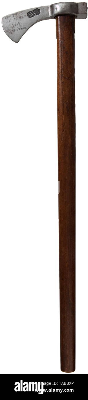 Eine europäische Streitaxt, die aus dem 17. Jahrhundert treitaxt' mit einem WW ICH Engagement. Eisen Kopf ist 15 cm breit mit 5 cm Schneide und 2,5 cm Squared gepunktet hammer Ende. Dunkles hartholz Welle misst 60 cm (kann unten geschnitten wurden) und hat zwei kupferne Klammern unter dem Kopf, einer vom '1917'. Tief beeindruckt in Blade ist eine frühe Ungarische Wappen. An den Speichen obverse Klinge ist "40. H.I.T.D. 30.29. H.I.R. 1915 A.D Ikna'. Das Gegenteil ist der 'D. duursma Lt Ing Mödling 20 4 1917 eingeätzt ist. Begleitung der ax ist ein 1979 uns veröffentlichten Magazin "kaiserzeit", die contai, Additional-Rights - Clearance-Info - Not-Available Stockfoto