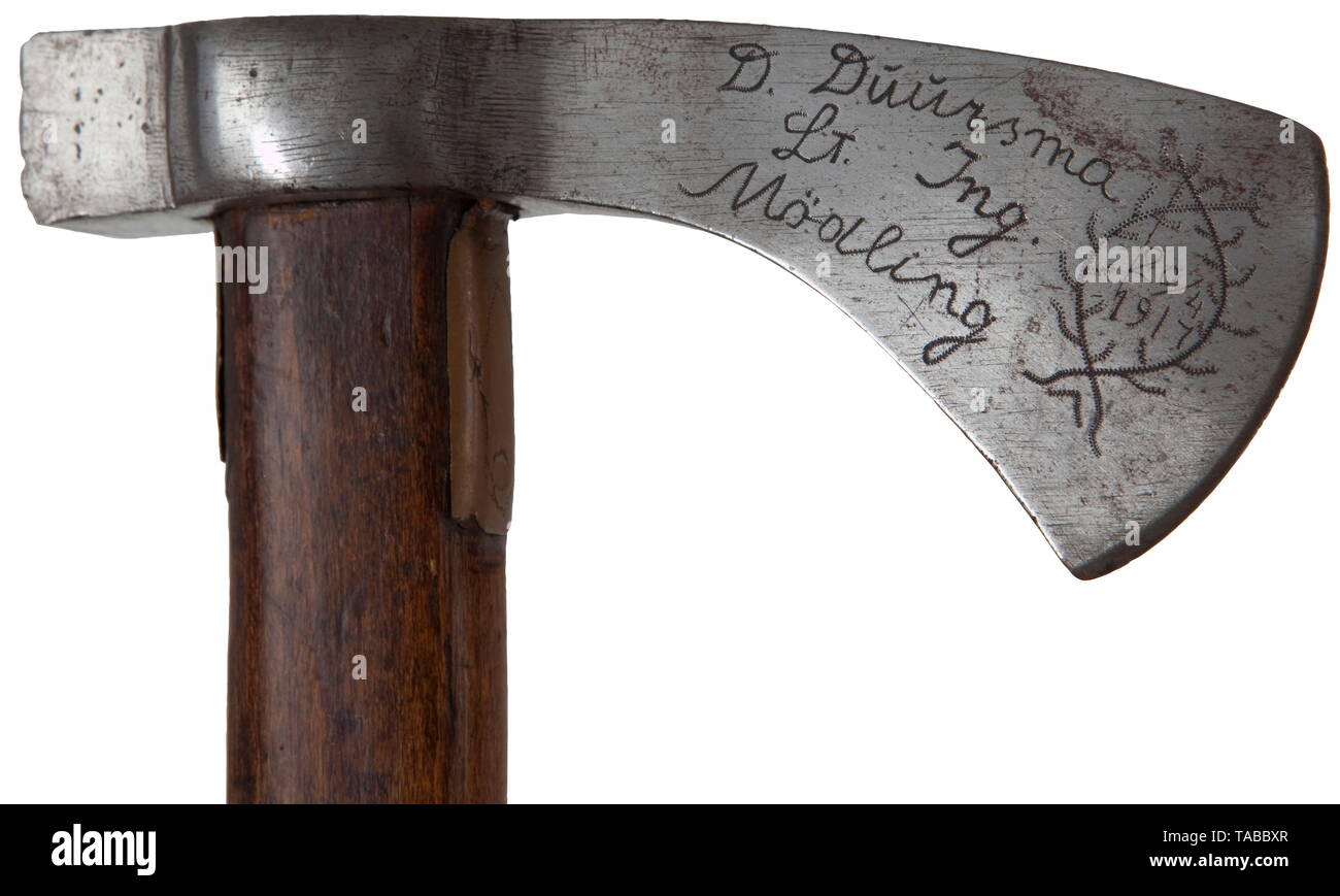 Eine europäische Streitaxt, die aus dem 17. Jahrhundert treitaxt' mit einem WW ICH Engagement. Eisen Kopf ist 15 cm breit mit 5 cm Schneide und 2,5 cm Squared gepunktet hammer Ende. Dunkles hartholz Welle misst 60 cm (kann unten geschnitten wurden) und hat zwei kupferne Klammern unter dem Kopf, einer vom '1917'. Tief beeindruckt in Blade ist eine frühe Ungarische Wappen. An den Speichen obverse Klinge ist "40. H.I.T.D. 30.29. H.I.R. 1915 A.D Ikna'. Das Gegenteil ist der 'D. duursma Lt Ing Mödling 20 4 1917 eingeätzt ist. Begleitung der ax ist ein 1979 uns veröffentlichten Magazin "kaiserzeit", die contai, Additional-Rights - Clearance-Info - Not-Available Stockfoto