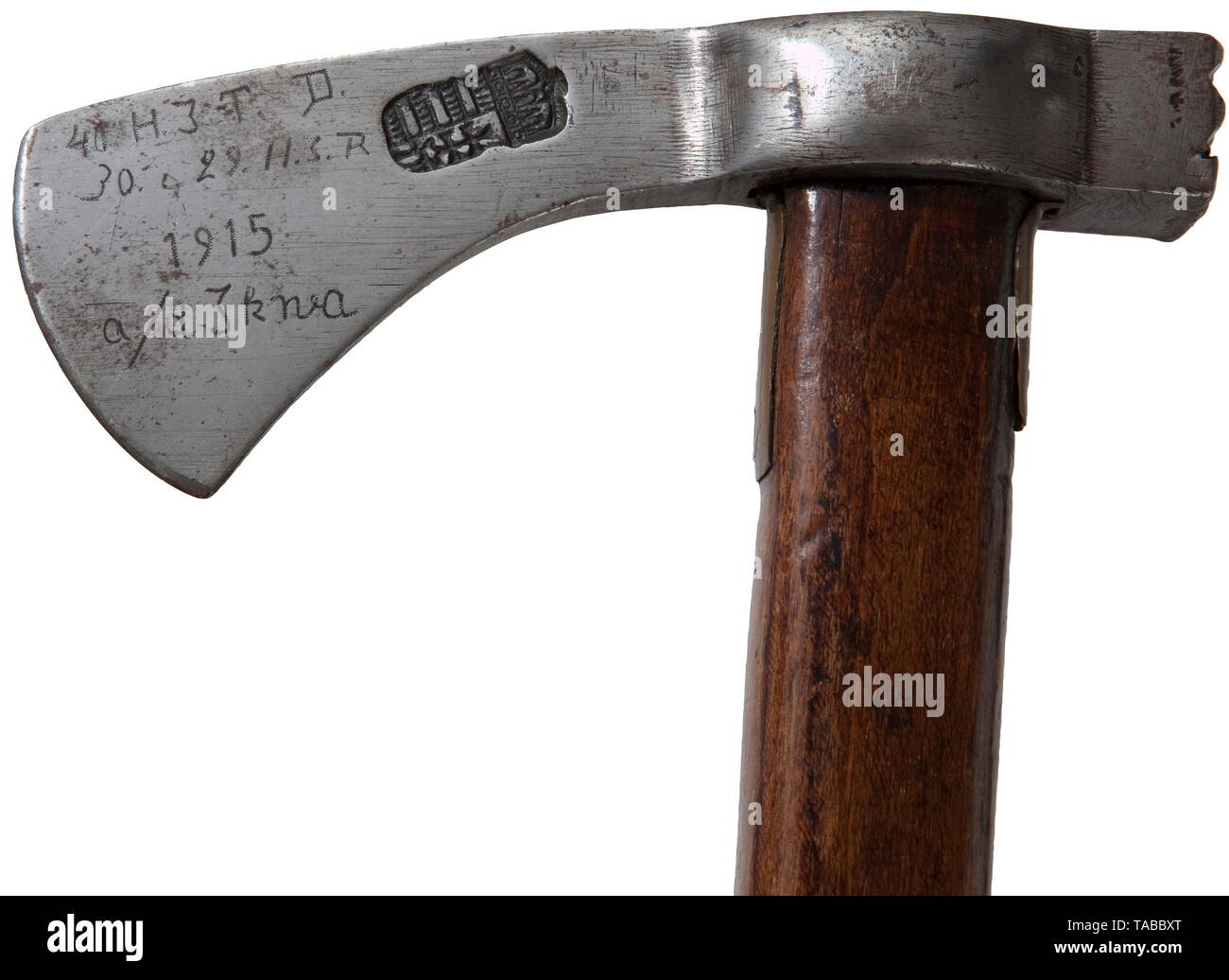Eine europäische Streitaxt, die aus dem 17. Jahrhundert treitaxt' mit einem WW ICH Engagement. Eisen Kopf ist 15 cm breit mit 5 cm Schneide und 2,5 cm Squared gepunktet hammer Ende. Dunkles hartholz Welle misst 60 cm (kann unten geschnitten wurden) und hat zwei kupferne Klammern unter dem Kopf, einer vom '1917'. Tief beeindruckt in Blade ist eine frühe Ungarische Wappen. An den Speichen obverse Klinge ist "40. H.I.T.D. 30.29. H.I.R. 1915 A.D Ikna'. Das Gegenteil ist der 'D. duursma Lt Ing Mödling 20 4 1917 eingeätzt ist. Begleitung der ax ist ein 1979 uns veröffentlichten Magazin "kaiserzeit", die contai, Additional-Rights - Clearance-Info - Not-Available Stockfoto