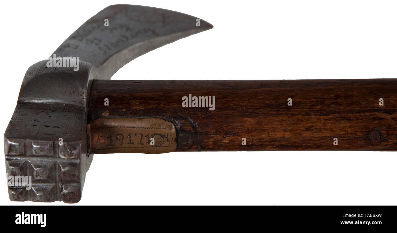 Eine europäische Streitaxt, die aus dem 17. Jahrhundert treitaxt' mit einem WW ICH Engagement. Eisen Kopf ist 15 cm breit mit 5 cm Schneide und 2,5 cm Squared gepunktet hammer Ende. Dunkles hartholz Welle misst 60 cm (kann unten geschnitten wurden) und hat zwei kupferne Klammern unter dem Kopf, einer vom '1917'. Tief beeindruckt in Blade ist eine frühe Ungarische Wappen. An den Speichen obverse Klinge ist "40. H.I.T.D. 30.29. H.I.R. 1915 A.D Ikna'. Das Gegenteil ist der 'D. duursma Lt Ing Mödling 20 4 1917 eingeätzt ist. Begleitung der ax ist ein 1979 uns veröffentlichten Magazin "kaiserzeit", die contai, Additional-Rights - Clearance-Info - Not-Available Stockfoto