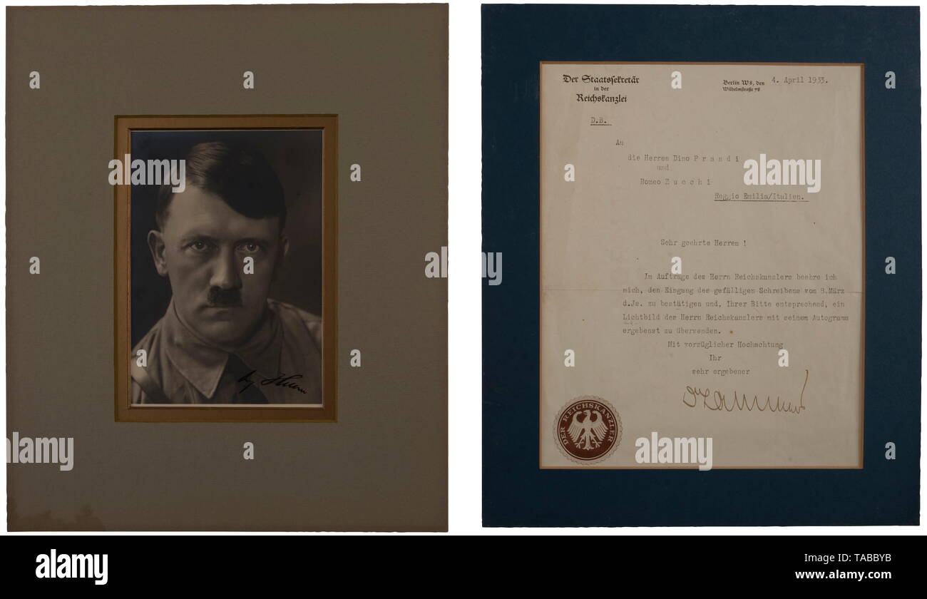 Ein persönlicher Brief aus dem Reich Chancellary und eine Hand-signiertes Foto von Adolf Hitler blau umrandeten Rahmen (33 x 28 cm), Brief (20 x 25 cm) von 'Der Staatssekretär in der Reichskanzlei" Dino Prandi und Romeo Zucchi, vom 4. April 1933. 'Die Herren Dino Prandi und Romeo Zucchi (Reggio Emilia/Italien), Sehr geehrte Herren! Im Aufträge des Herrn reichskanzlers ich beehre mich, den Eingang des gefälligen Schreibens vom 8. März d. Js. Zu ihrer Please Confirm und, entsprechend, ein Lichtbild des Herrn Reichskanzlers mit seinem Autogramm ergebenst zu übersenden. Mit vorzügliche, Editorial-Use - Nur Stockfoto
