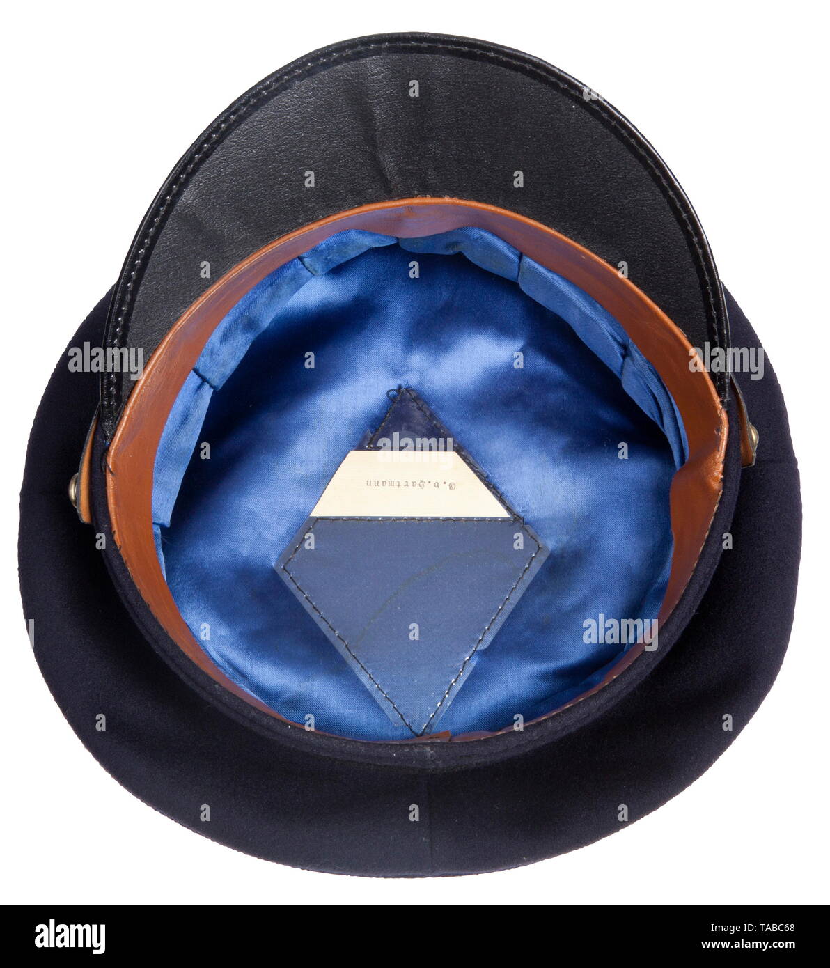 Eine benannte Kriegsmarine Schirmmütze für Kapitänleutnant Götz von Hartmann Feine blaue doeskin Top mit einem waagrecht gerippten schwarzen Mohair Zentrum band, Gold Bullion gestickte Abzeichen mit Aluminium Kokarde, schwarze Vulkanier Fibre Visier mit angewendet 7 mm scalloped Stickerei. Schwarz Lack Leder Kinnriemen durch zwei kleine Feuer vergoldeten Knöpfe mit Eingeprägtem verschmutzt die Anker- und twisted Seilkonstruktion gesichert. Angeheftet an der Seite der Kappe ist ein Aluminium Emblem, U-441/U-Flak 1. Blaue Satin Futter mit Rautenförmigen Feuchtigkeit Schild mit Namen 'G. v. Hartmann". Komplett mit Br, Editorial-Use - Nur Stockfoto
