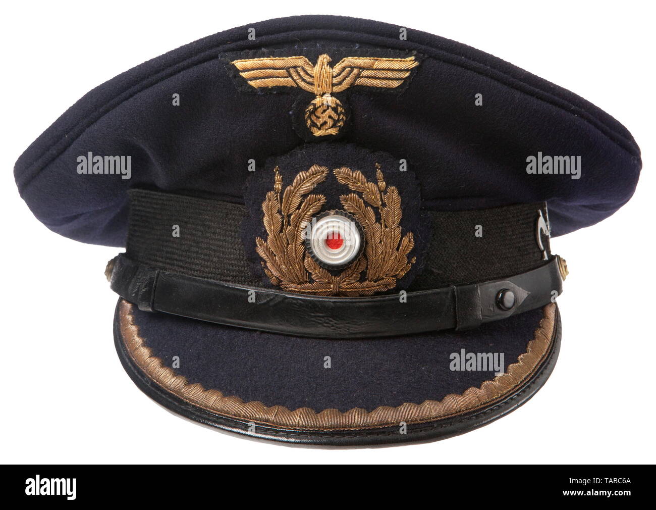 Eine benannte Kriegsmarine Schirmmütze für Kapitänleutnant Götz von Hartmann Feine blaue doeskin Top mit einem waagrecht gerippten schwarzen Mohair Zentrum band, Gold Bullion gestickte Abzeichen mit Aluminium Kokarde, schwarze Vulkanier Fibre Visier mit angewendet 7 mm scalloped Stickerei. Schwarz Lack Leder Kinnriemen durch zwei kleine Feuer vergoldeten Knöpfe mit Eingeprägtem verschmutzt die Anker- und twisted Seilkonstruktion gesichert. Angeheftet an der Seite der Kappe ist ein Aluminium Emblem, U-441/U-Flak 1. Blaue Satin Futter mit Rautenförmigen Feuchtigkeit Schild mit Namen 'G. v. Hartmann". Komplett mit Br, Editorial-Use - Nur Stockfoto