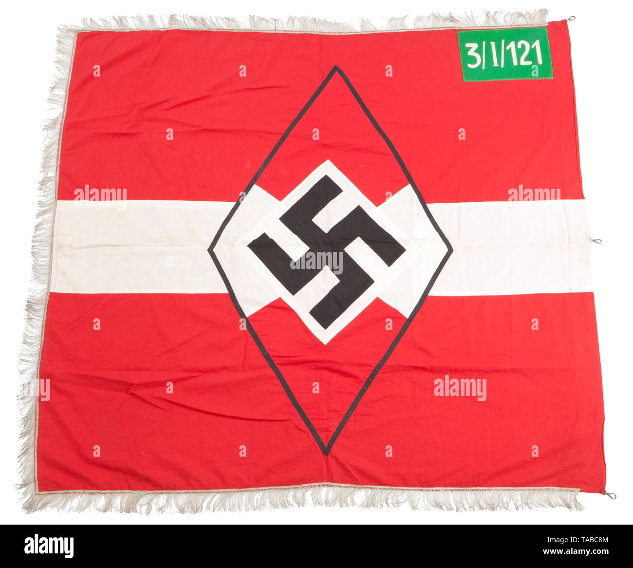 Eine HJ-Einheit Flagge Doppelseitig, Mehrteiliger, rot Baumwolle Bau. Angewendet weißer Streifen mit roter, schwarzer und weißer HJ Diamant. Grüne wolle Eckplatte mit weißen Kette genäht" 3/I/121" an, dass Gefolgschaft-Landjahr. Drei Kanten mit 5cm Silber Fransen und drei Befestigungsclips auf Vierter. Ca. 125 x 140 cm. USA - Los, Seite 4 Siehe. historischen, historische, 20. Jahrhundert, 1930er Jahre, Bund Deutscher Mädchen, Band der Deutschen Jungfrauen, Jugendorganisation, Jugendorganisationen, NS, Nationalsozialismus, Nationalsozialismus, Drittes Reich, Deutsche Reich, Deutschland, Nationalsozialismus, Nazis, N, Editorial-Use - Nur Stockfoto