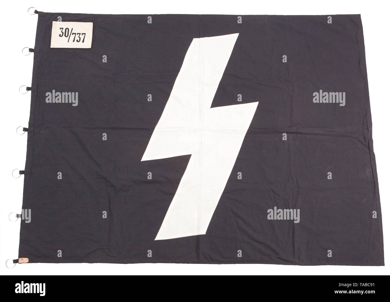 Ein DJ-Einheit Flagge Doppelseitig, Mehrteiliger, schwarze baumwolle Bau. Angewandte aus weißer Baumwolle, sig-Rune, weißer Wolle Ecken mit schwarzem Kabel, Rohrleitungen und schwarze Kette genähte "30/737". Papier RZM-Tag. Hoist Leistungsniveau bleibt sieben Aluminium Ringe mit der Aufschrift "rzm M 3/40/38'. Ca. 115 x 155 cm. USA - Los, Seite 4 Siehe. historischen, historische, 20. Jahrhundert, 1930er Jahre, Bund Deutscher Mädchen, Band der Deutschen Jungfrauen, Jugendorganisation, Jugendorganisationen, NS, Nationalsozialismus, Nationalsozialismus, Drittes Reich, Deutsche Reich, Deutschland, Nationalsozialismus, Nazis, NS-Zeit, Utensilien, Ausrüstung, u, Editorial-Use - Nur Stockfoto