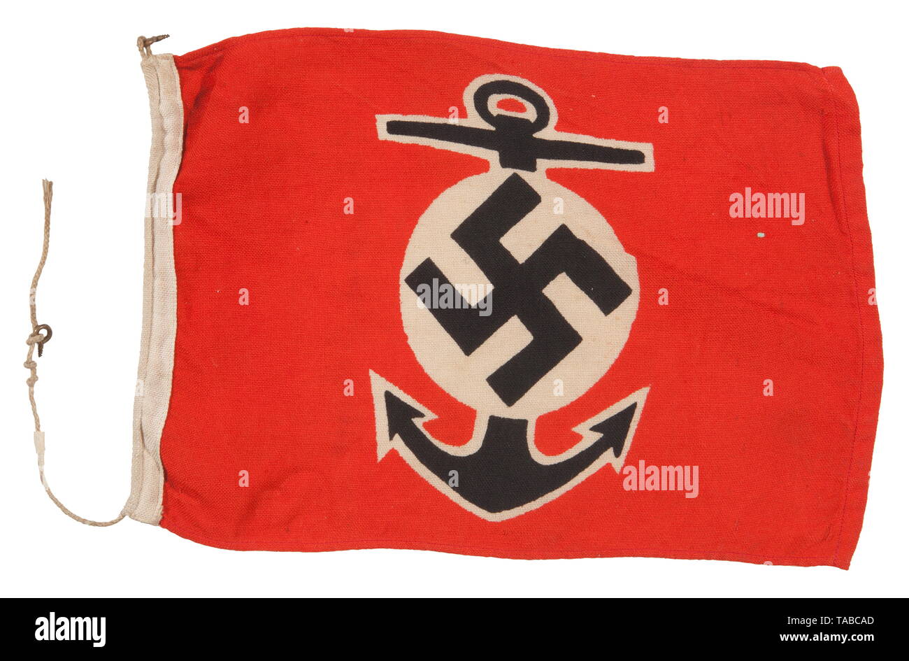 Ein Wassersport Schiff Fahne Doppelseitige, rot bedruckt Baumwolle Bau. Zentrale weiße Scheibe mit schwarzem Hakenkreuz auf weißen grenzt schwarze vertikale Anker überlagert. Hoist Rand mit weißen Bunting und Lanyard beendet. Ca. 30 x 20 cm. Licht altern. USA - Los, Seite 4 Siehe. historischen, geschichtlichen, Marine, Marine, Militär, Militaria, Zweig, Zweige, Streitkräften und bewaffneten Service, Objekt, Objekte, Stills, Clipping, Clippings, Ausschneiden, Ausschnitten, 20. Jahrhundert, Editorial-Use - Nur Stockfoto