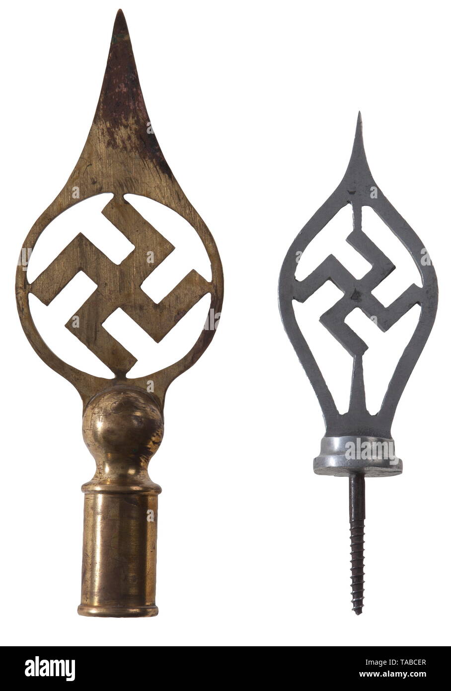 Ein paar der frühen NSDAP Pole tops Vergoldet top mit Hakenkreuz und Pole Cup, Höhe 18 cm. Aus poliertem Aluminium Top mit Hakenkreuz. Höhe 11 cm und 4 cm polige Schraubklemme. USA - Los, Seite 4 Siehe. historischen, historische, 20. Jahrhundert, 1930er Jahre, Organisation, Organisation, Unternehmen, Organisationen, Organisation, Organisation, Partei, Parteien, politische Partei, Deutsch, Deutschland, NS, Nationalsozialismus, Nationalsozialismus, Drittes Reich, Deutsche Reich, Utensilien, Ausrüstung, Geräte, Objekt, Objekte, Stills, Editorial-Use - Nur Stockfoto