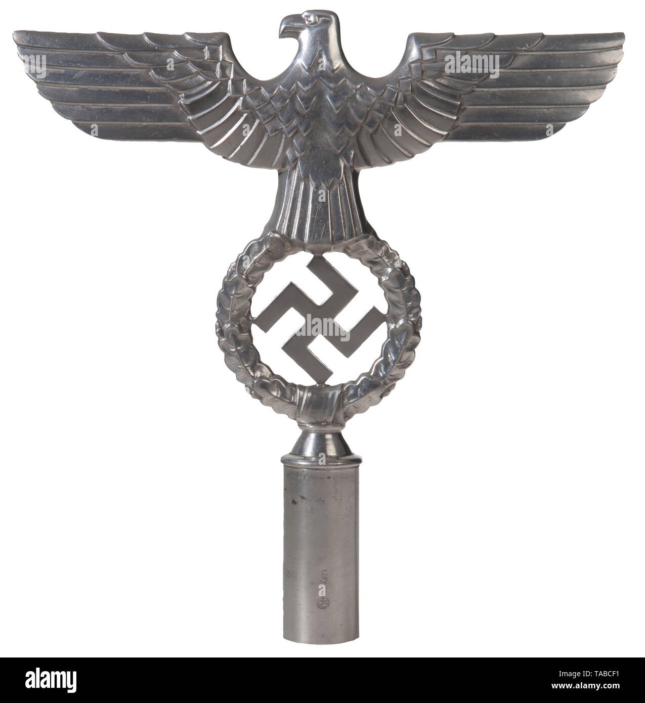 Eine NSDAP Mastmontage für politische Führer aus poliertem Aluminium nationalen Adler mit geschwärzten Hakenkreuz. Pole Cup mit einem Stempel "RZM 340/39". Abmessungen 25 x 25 cm. USA - Los, Seite 4 Siehe. historischen, historische, 20. Jahrhundert, 1930er Jahre, Organisation, Organisation, Unternehmen, Organisationen, Organisation, Organisation, Partei, Parteien, politische Partei, Deutsch, Deutschland, NS, Nationalsozialismus, Nationalsozialismus, Drittes Reich, Deutsche Reich, Utensilien, Ausrüstung, Geräte, Objekt, Objekte, Stills, Editorial-Use - Nur Stockfoto