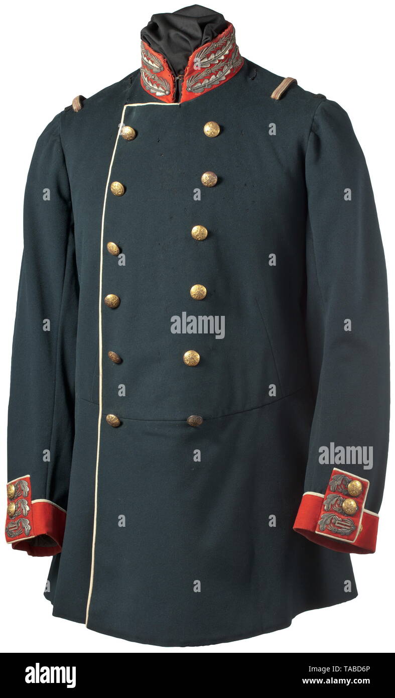 Eine russische uniform Mantel für Offiziere und Generäle der Preobrachensky Life Guard Regiments, um 1910 dunkel-blauen Trikot Tuch, das Bündchen und Kragen Deckschichten mit sehr schönen und gut erhaltenen regimental Stickerei, die Ärmel mit je zwei Tasten der cypher'N II' und der Russischen Doppeladler Lager. Erneut arbeitete in Orte, fünf Tasten sowie die unter Liner ersetzt, leichte Nachtfalter Spuren. Siehe G.E. Wedenskiy, (Tr.) "Fünf Jahrhunderte des Russischen Uniformen", S. 295. historischen, historische, 20. Jahrhundert, Additional-Rights - Clearance-Info - Not-Available Stockfoto