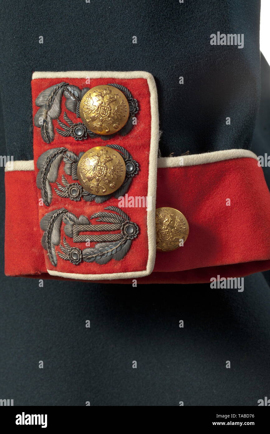 Eine russische uniform Mantel für Offiziere und Generäle der Preobrachensky Life Guard Regiments, um 1910 dunkel-blauen Trikot Tuch, das Bündchen und Kragen Deckschichten mit sehr schönen und gut erhaltenen regimental Stickerei, die Ärmel mit je zwei Tasten der cypher'N II' und der Russischen Doppeladler Lager. Erneut arbeitete in Orte, fünf Tasten sowie die unter Liner ersetzt, leichte Nachtfalter Spuren. Siehe G.E. Wedenskiy, (Tr.) "Fünf Jahrhunderte des Russischen Uniformen", S. 295. historischen, historische, 20. Jahrhundert, Additional-Rights - Clearance-Info - Not-Available Stockfoto