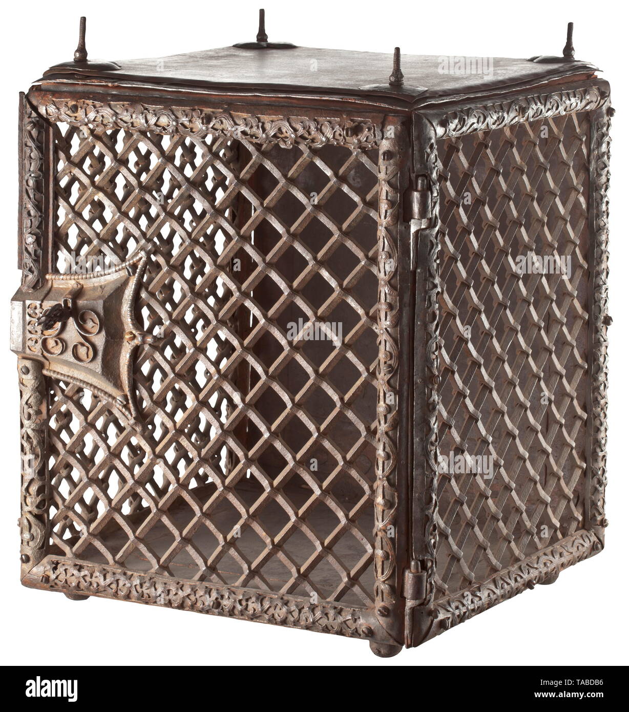Eine nach Süden Deutsch/Italienisch schmiedeeisernen Gotischen Cage, ca. 1500 Schwere Rahmenkonstruktion, die gesimse mit perforieren Bügeleisen ranke Ornamentik (zwei SCHMUCKLOSE sind), drei Seiten Metall - gegrillt, im Gegenteil, Unterseite und Oberseite verkleidet, ball Füße an der Unterseite, die obere Seite mit einem massiven Gewinde über heart-shaped Distanzstücke, aufwändig verzierte gotische Schloss mit einem reich Perforieren venezianischen Schlüssel. Abmessungen 73 x 53 x 53 cm. Schwere Ausführung für eine Wand Spalte. Beeindruckende gotische Verarbeitung. historischen, geschichtlichen, Kunsthandwerk, Handwerk, Handwerk, Objekt, obj, Additional-Rights - Clearance-Info - Not-Available Stockfoto
