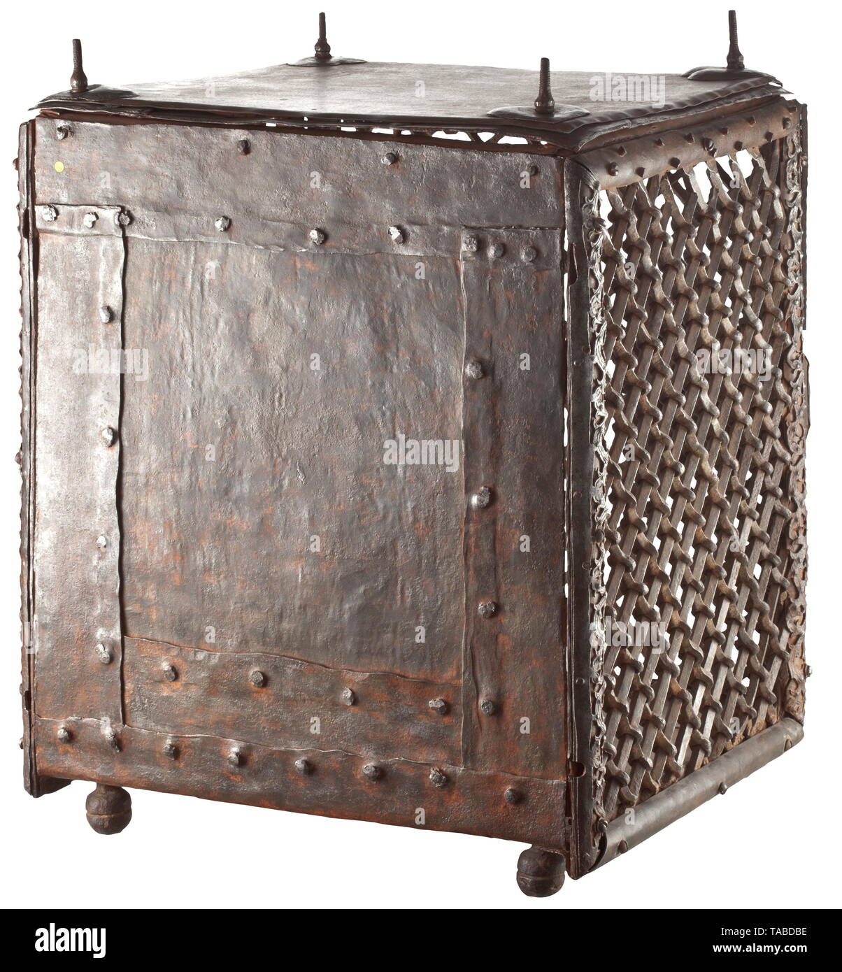 Eine nach Süden Deutsch/Italienisch schmiedeeisernen Gotischen Cage, ca. 1500 Schwere Rahmenkonstruktion, die gesimse mit perforieren Bügeleisen ranke Ornamentik (zwei SCHMUCKLOSE sind), drei Seiten Metall - gegrillt, im Gegenteil, Unterseite und Oberseite verkleidet, ball Füße an der Unterseite, die obere Seite mit einem massiven Gewinde über heart-shaped Distanzstücke, aufwändig verzierte gotische Schloss mit einem reich Perforieren venezianischen Schlüssel. Abmessungen 73 x 53 x 53 cm. Schwere Ausführung für eine Wand Spalte. Beeindruckende gotische Verarbeitung. historischen, geschichtlichen, Kunsthandwerk, Handwerk, Handwerk, Objekt, obj, Additional-Rights - Clearance-Info - Not-Available Stockfoto