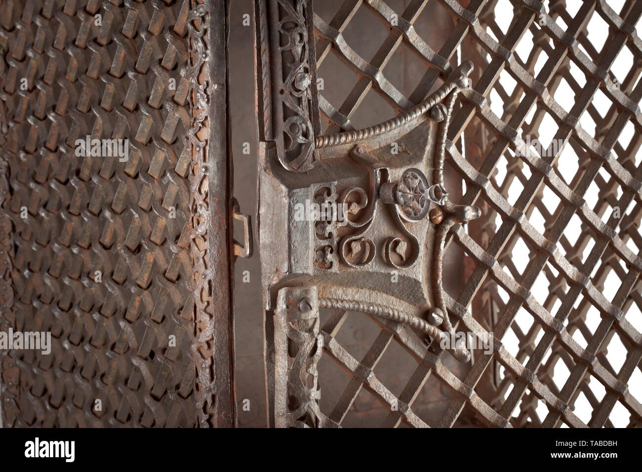 Eine nach Süden Deutsch/Italienisch schmiedeeisernen Gotischen Cage, ca. 1500 Schwere Rahmenkonstruktion, die gesimse mit perforieren Bügeleisen ranke Ornamentik (zwei SCHMUCKLOSE sind), drei Seiten Metall - gegrillt, im Gegenteil, Unterseite und Oberseite verkleidet, ball Füße an der Unterseite, die obere Seite mit einem massiven Gewinde über heart-shaped Distanzstücke, aufwändig verzierte gotische Schloss mit einem reich Perforieren venezianischen Schlüssel. Abmessungen 73 x 53 x 53 cm. Schwere Ausführung für eine Wand Spalte. Beeindruckende gotische Verarbeitung. historischen, geschichtlichen, Kunsthandwerk, Handwerk, Handwerk, Objekt, obj, Additional-Rights - Clearance-Info - Not-Available Stockfoto