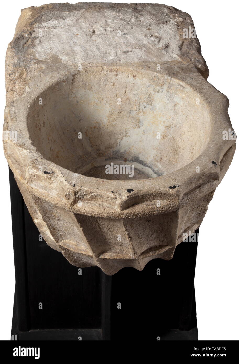 Eine gotische heiliges Wasser font, Burgunder, 15. Jahrhundert Licht granitartigen Steines. Große, schräg kannelierten Becken verjüngt sich von unten nach oben mit zwei dekorativen Bands, die auf der Rückseite ein Mauerwerk Stein in einem Stück um die Schriftart für Wandbefestigung verbunden. Mit einem speziellen Roller Sockel. Durchmesser 44 cm, Höhe 26 cm, Tiefe 63 cm. Eine typische heiliges Wasser font wie in Schloss Kapellen im Burgund gefunden. historischen, geschichtlichen, Kunsthandwerk, Handwerk, Handwerk, Objekt, Objekte, Stills, Clipping, Clippings, Ausschneiden, Ausschneiden, Ausschnitten, Mittelalter, Additional-Rights - Clearance-Info - Not-Available Stockfoto