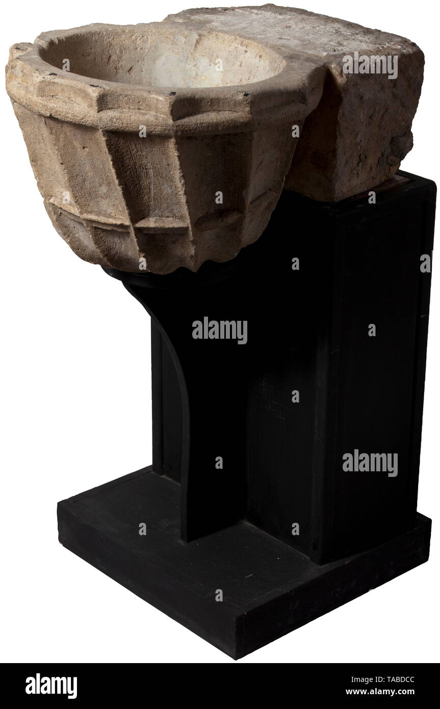 Eine gotische heiliges Wasser font, Burgunder, 15. Jahrhundert Licht granitartigen Steines. Große, schräg kannelierten Becken verjüngt sich von unten nach oben mit zwei dekorativen Bands, die auf der Rückseite ein Mauerwerk Stein in einem Stück um die Schriftart für Wandbefestigung verbunden. Mit einem speziellen Roller Sockel. Durchmesser 44 cm, Höhe 26 cm, Tiefe 63 cm. Eine typische heiliges Wasser font wie in Schloss Kapellen im Burgund gefunden. historischen, geschichtlichen, Kunsthandwerk, Handwerk, Handwerk, Objekt, Objekte, Stills, Clipping, Clippings, Ausschneiden, Ausschneiden, Ausschnitten, Mittelalter, Additional-Rights - Clearance-Info - Not-Available Stockfoto