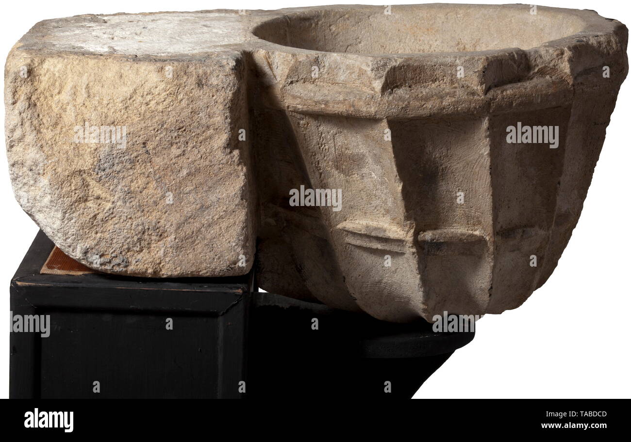 Eine gotische heiliges Wasser font, Burgunder, 15. Jahrhundert Licht granitartigen Steines. Große, schräg kannelierten Becken verjüngt sich von unten nach oben mit zwei dekorativen Bands, die auf der Rückseite ein Mauerwerk Stein in einem Stück um die Schriftart für Wandbefestigung verbunden. Mit einem speziellen Roller Sockel. Durchmesser 44 cm, Höhe 26 cm, Tiefe 63 cm. Eine typische heiliges Wasser font wie in Schloss Kapellen im Burgund gefunden. historischen, geschichtlichen, Kunsthandwerk, Handwerk, Handwerk, Objekt, Objekte, Stills, Clipping, Clippings, Ausschneiden, Ausschneiden, Ausschnitten, Mittelalter, Additional-Rights - Clearance-Info - Not-Available Stockfoto