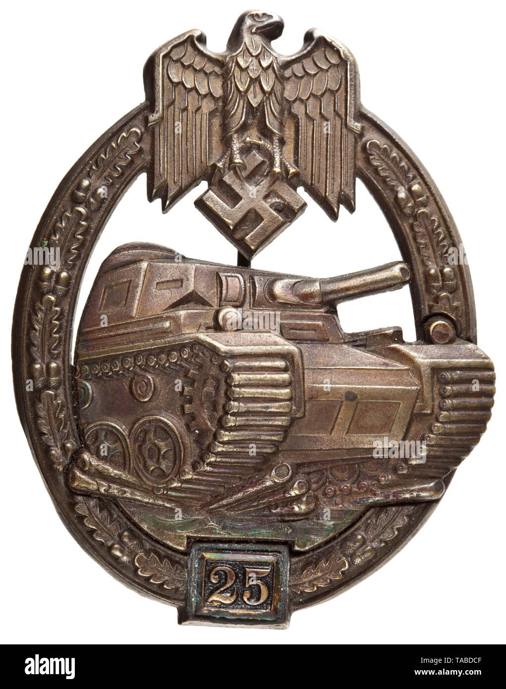 Ein Panzer Assault Badge in Bronze 2. Klasse für 25 Engagements der semi-, Hohl, frühe Ausgabe des braungebrannten Abzeichen in Zink produziert durch die Hersteller Gustav Brehmer in Markneukirchen. Den Tank genietet auf das eichenlaub Kranz mit zwei hohle Nieten. Auch die nicht-magnetische Platte mit vergoldetem Kupferblech schwarz lackiert, die charakteristisch für Brehmer, Anzeige der Anzahl der Angriffe. Der Hersteller den Initialen "G. B." Prägung auf der Rückseite des Tanks, schlank, magnetische Stift. Kaum getragen, dieses klassische Abzeichen ist in einem neuwertigen Zustand. Vor allem bei der Anzeige der Anzahl der, Editorial-Use - Nur Stockfoto