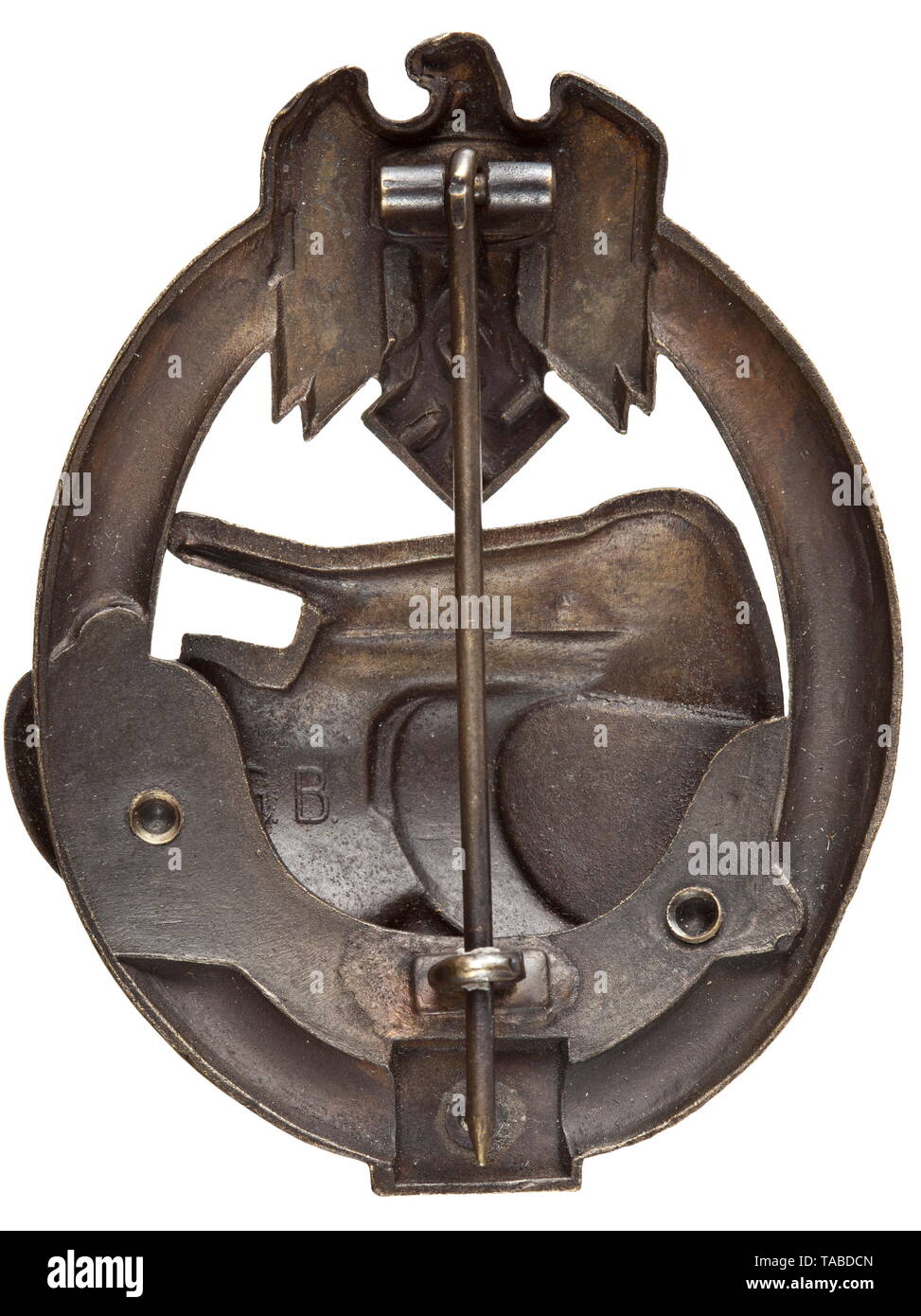 Ein Panzer Assault Badge in Bronze 2. Klasse für 25 Engagements der semi-, Hohl, frühe Ausgabe des braungebrannten Abzeichen in Zink produziert durch die Hersteller Gustav Brehmer in Markneukirchen. Den Tank genietet auf das eichenlaub Kranz mit zwei hohle Nieten. Auch die nicht-magnetische Platte mit vergoldetem Kupferblech schwarz lackiert, die charakteristisch für Brehmer, Anzeige der Anzahl der Angriffe. Der Hersteller den Initialen "G. B." Prägung auf der Rückseite des Tanks, schlank, magnetische Stift. Kaum getragen, dieses klassische Abzeichen ist in einem neuwertigen Zustand. Vor allem bei der Anzeige der Anzahl der, Editorial-Use - Nur Stockfoto