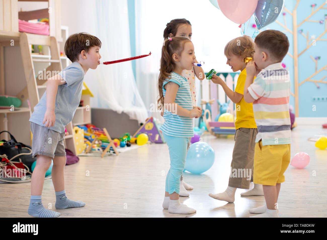 Vorschule Kinder haben Spaß an der Geburtstagsfeier Stockfoto