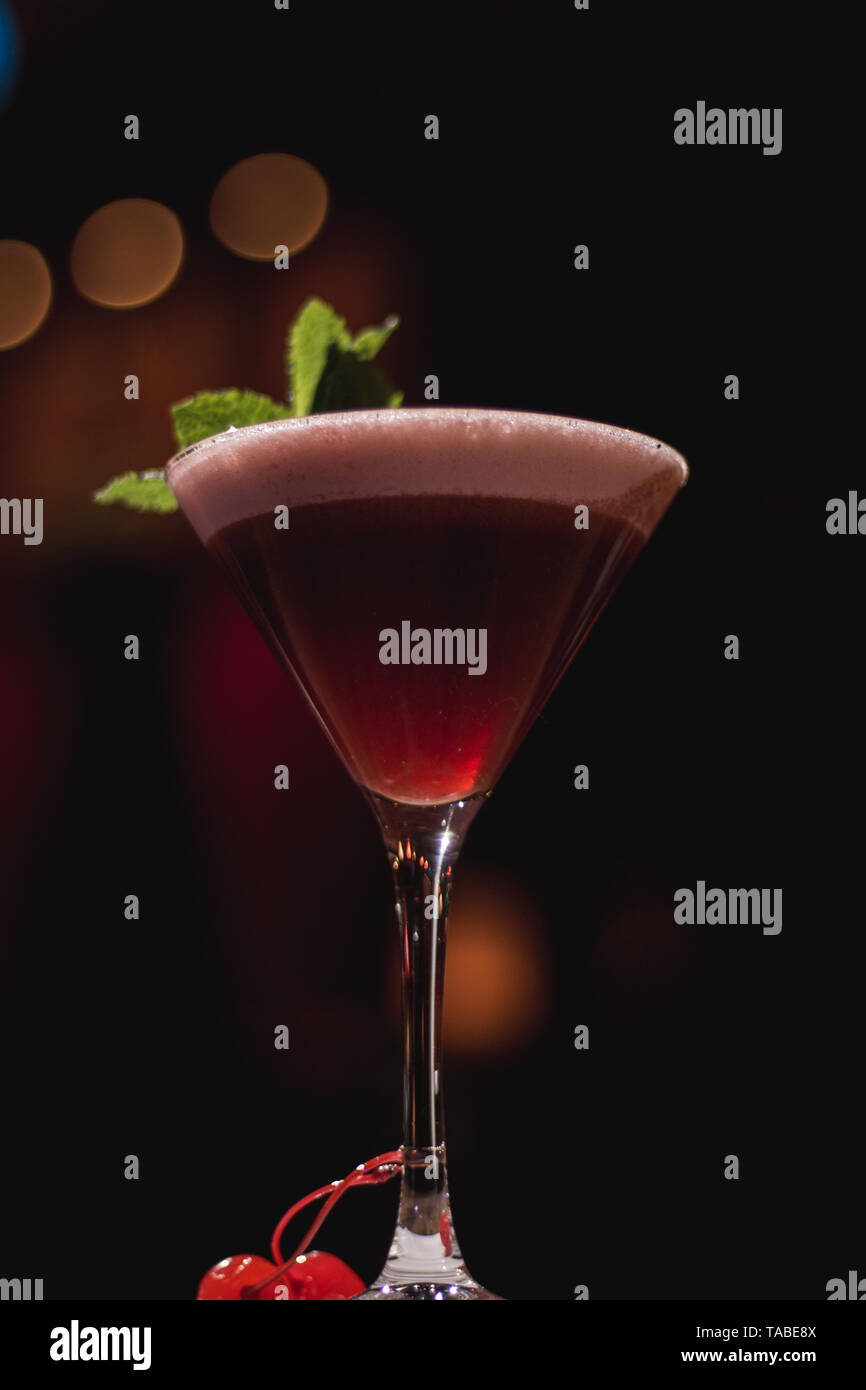 Red Cocktail mit Kirschen, verschwommenen Hintergrund Stockfoto