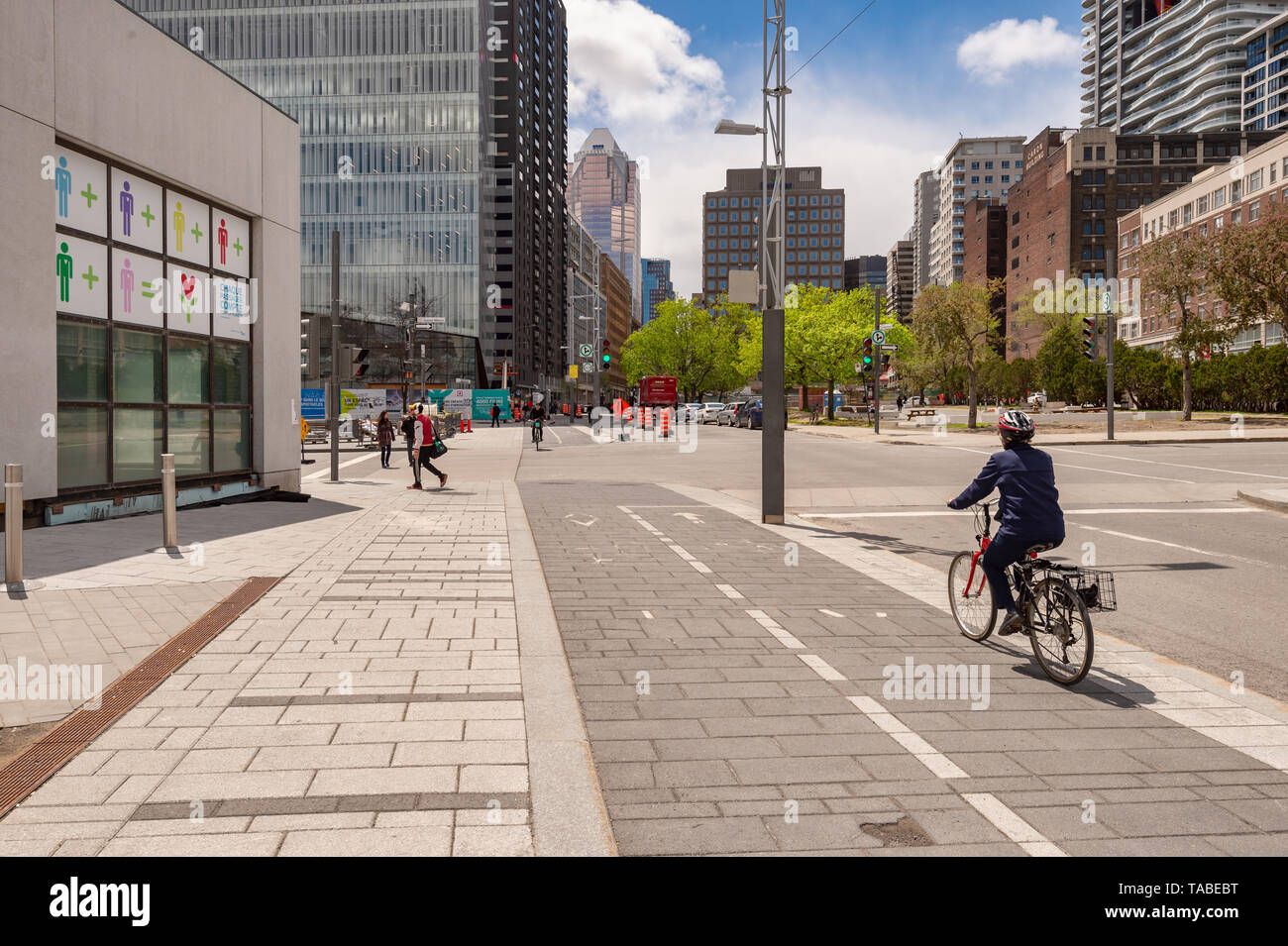 Montreal, Kanada - 21. Mai 2019: Eine Frau mit dem Fahrrad auf einem Radweg, der auf De Maisonneuve Boulevard. Stockfoto