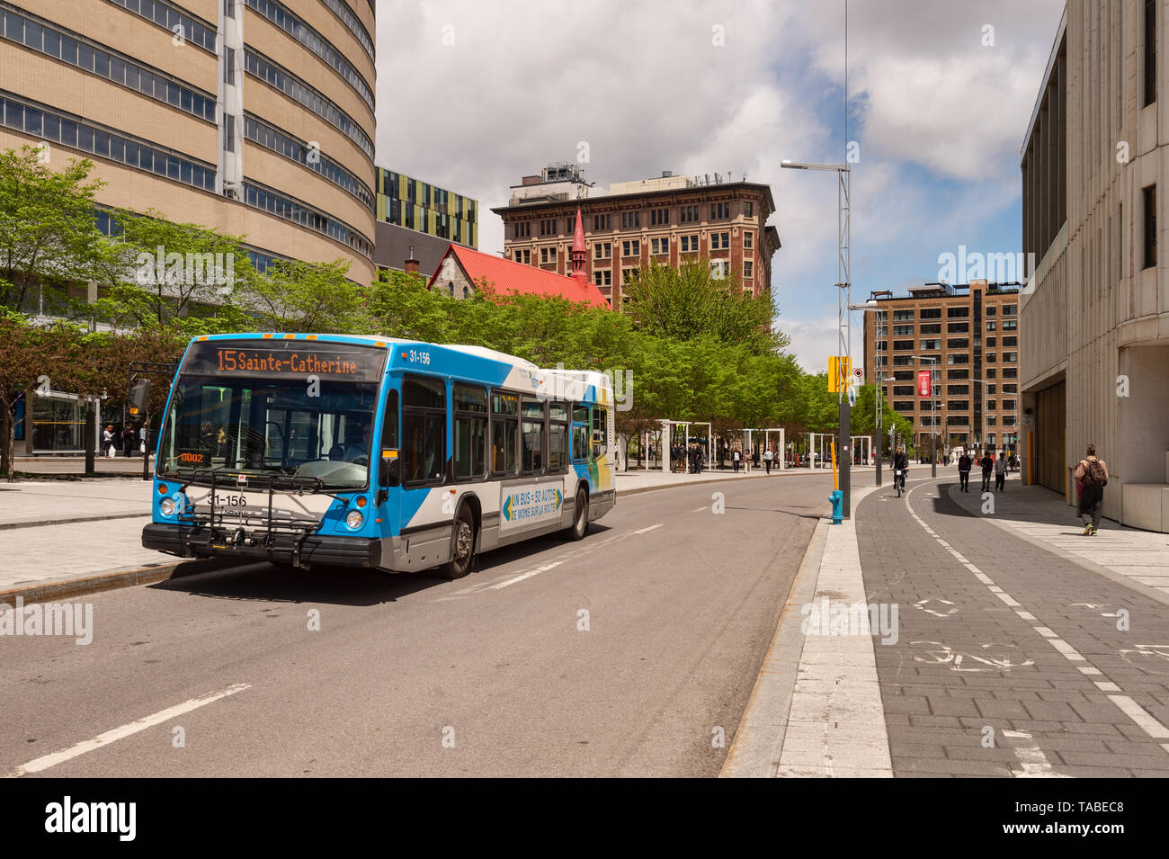 Montreal, Kanada - 21. Mai 2019: STM Öffentliche Verkehrsmittel Bus auf De Maisonneuve Boulevard. Stockfoto