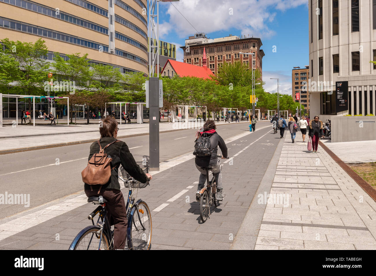 Montreal, Kanada - 21. Mai 2019: Menschen sind Fahrrad auf einem Radweg, der auf De Maisonneuve Boulevard. Stockfoto