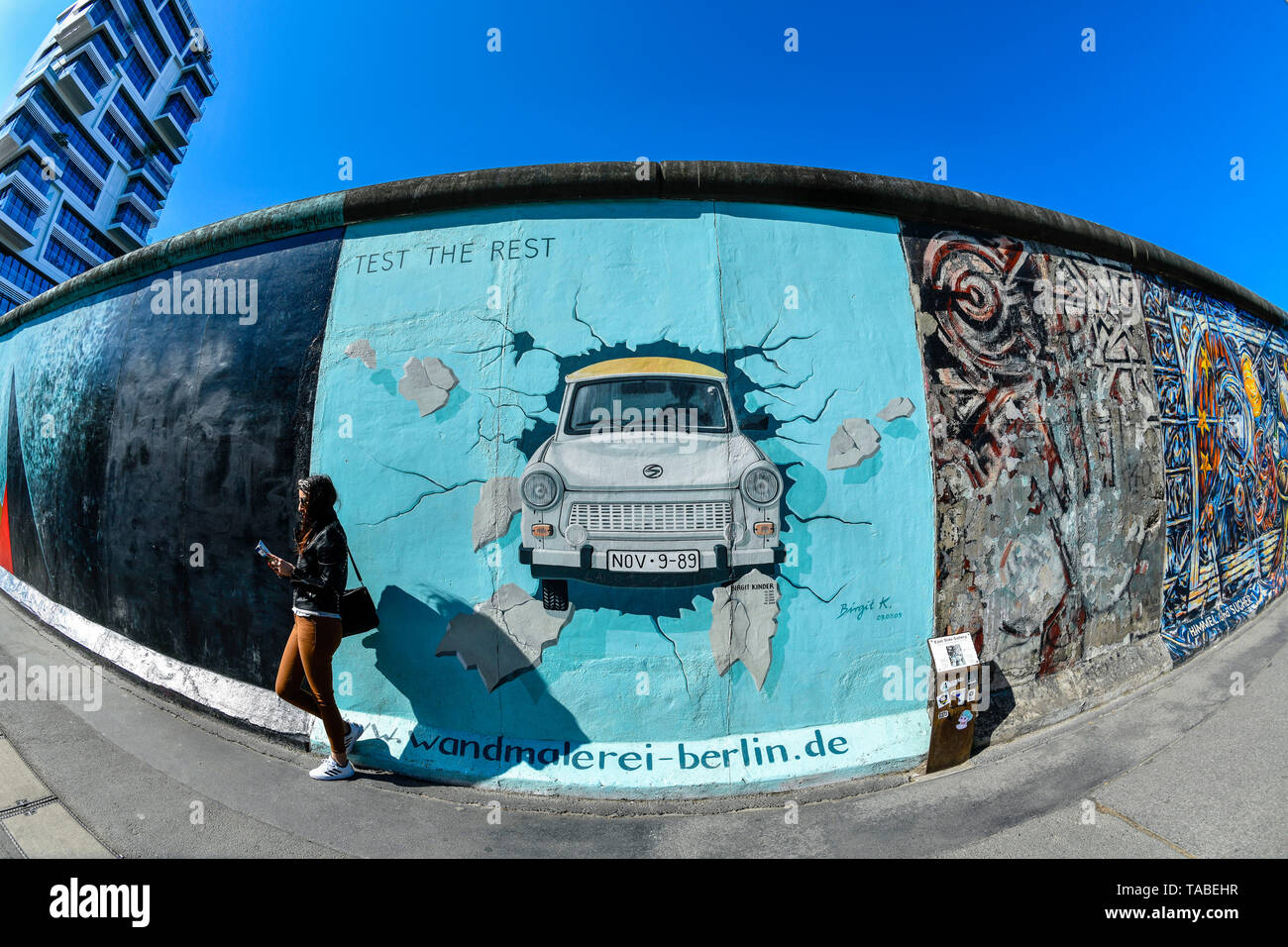 Trabi, East Side Gallery, Mühlenstrasse, Friedrich Grove, Berlin, Deutschland, Mühlenstraße, Friedrichshain, Deutschland Stockfoto