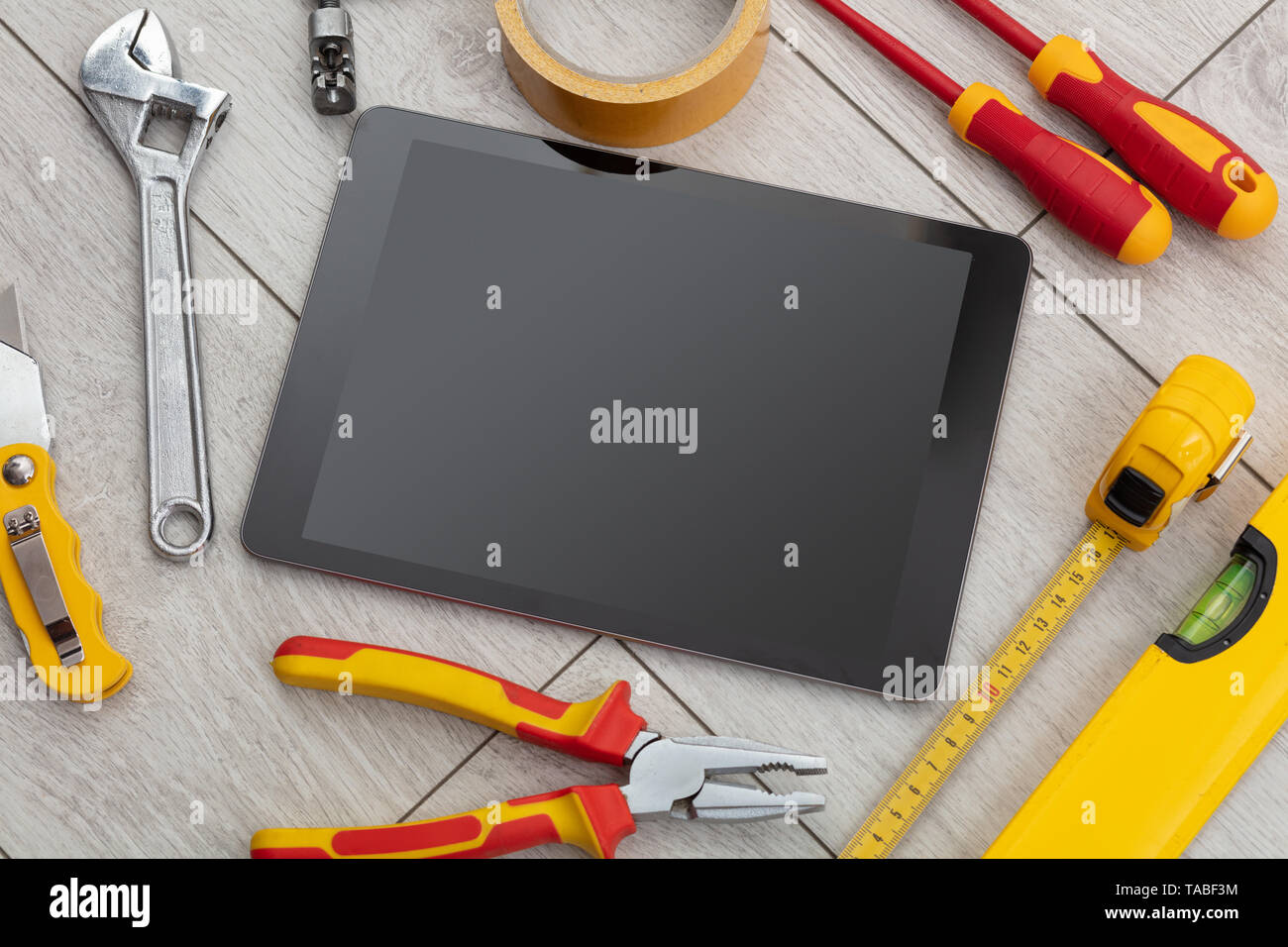 Tablette mit leeren Bildschirm und Construction Tools rund um Stockfoto