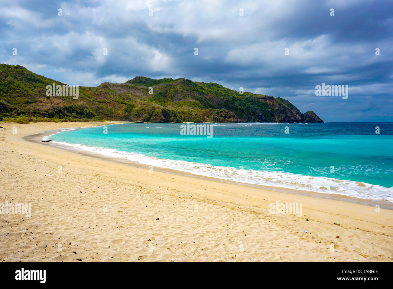 Schöne Szene am besten Wüste Strand mit weissem Sand, klares Wasser am Ocean Bay Mawun in tropischen Insel Lombok. Grenzenlose tropic Beach mit keine Personen Stockfoto