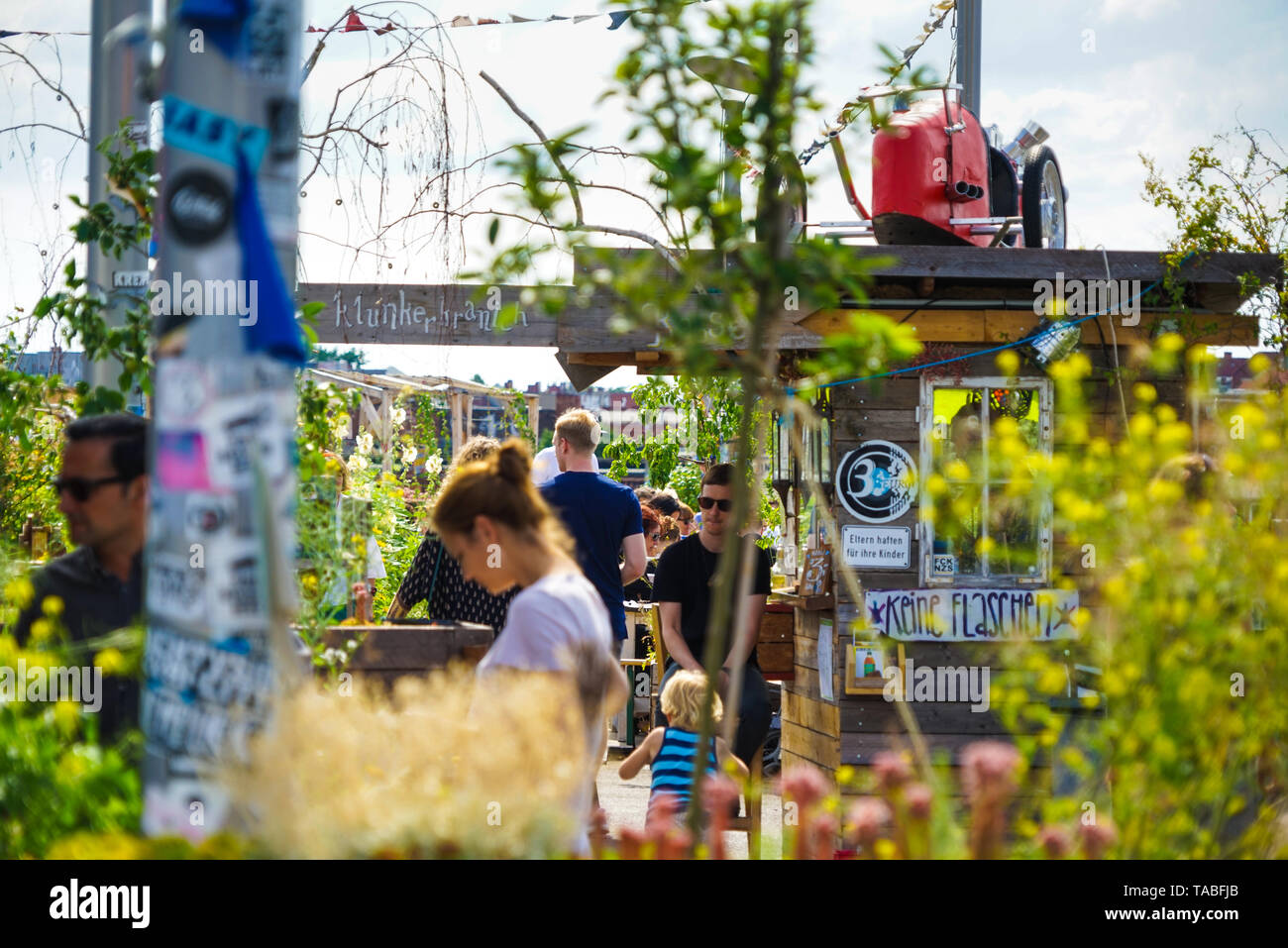 Berlin, Neukölln, Karl-Marx-Str., Klunkerkranich, Parkdeck, Abend. Städtisches Grün Stockfoto