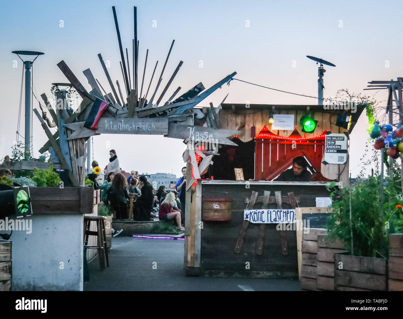Berlin, Neukölln, Karl-Marx-Str., Klunkerkranich, Parkdeck, Abend Stockfoto