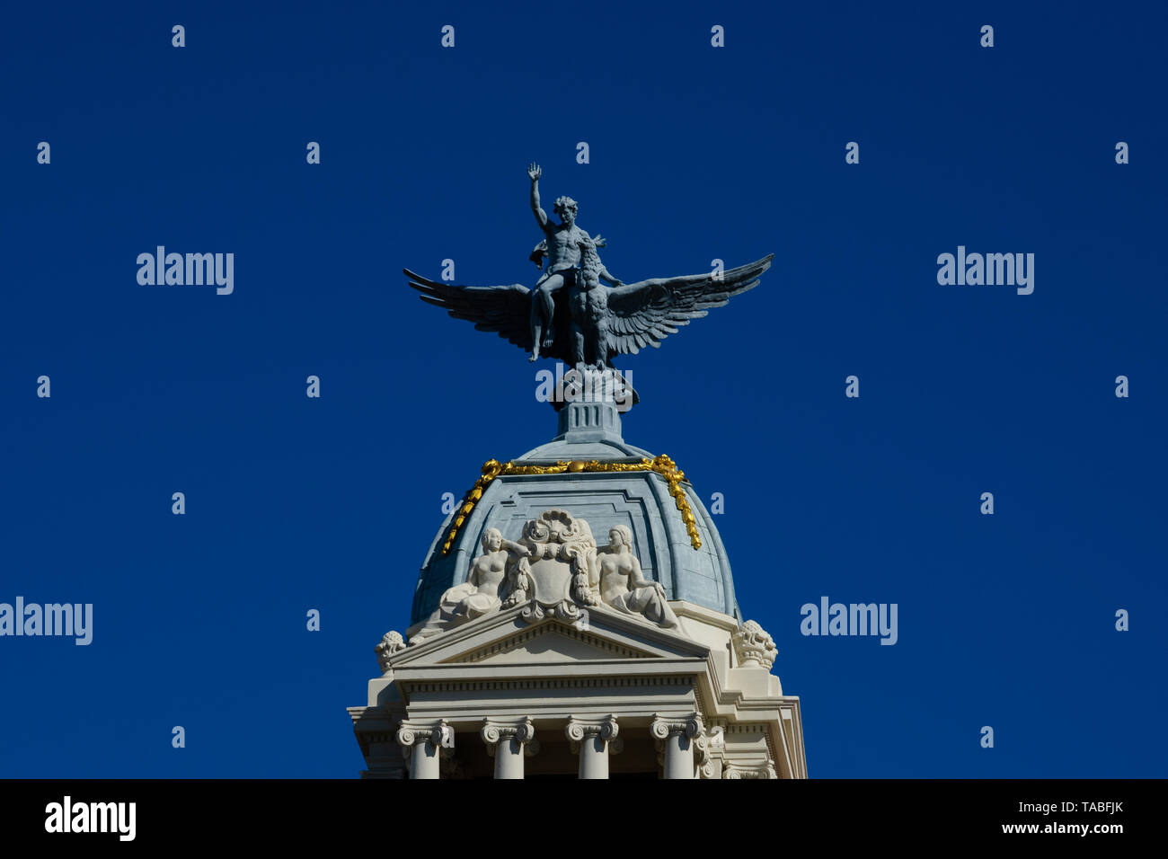 Valencia, Spanien. Februar 6, 2019. Skulpturen auf La Union y el Fenix Espanol Gebäude Stockfoto
