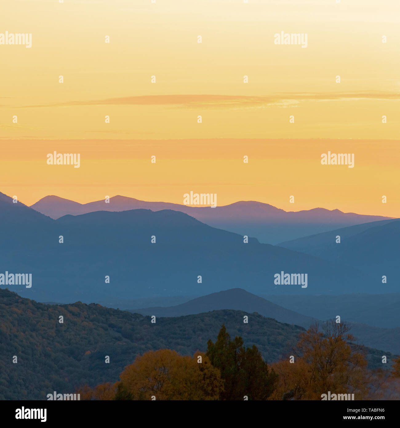 Trübe winter Sonnenuntergang im Pindosgebirge in Griechenland Stockfoto