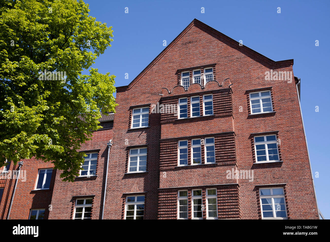 Gebäude aus rotem Backstein auf der Straße Riehler Gürtel im Stadtteil Riehl, Köln, Deutschland. Backsteinhaus am Riehler Gürtel im Stadtteil Riehl, Koeln, Stockfoto