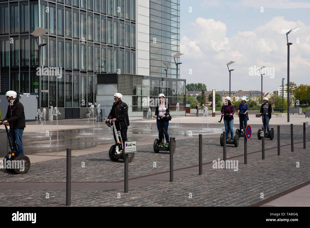 Segway Fahrer am Rheinauer Hafen, geführte Segway Tour, Sightseeing, Köln, Deutschland. Segway Fahrer im Rheinauhafen, gefuehrte Segway Tour, Stadtr Stockfoto