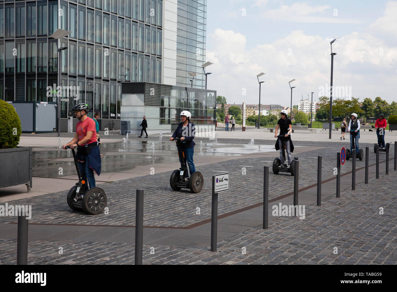 Segway Fahrer am Rheinauer Hafen, geführte Segway Tour, Sightseeing, Köln, Deutschland. Segway Fahrer im Rheinauhafen, gefuehrte Segway Tour, Stadtr Stockfoto