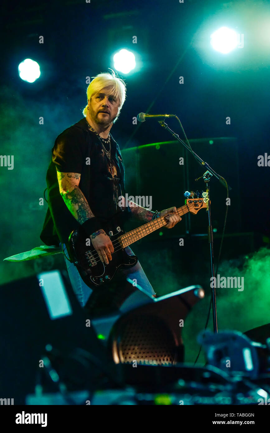 Indio, Kalifornien, April 26, 2019, Eric Brittingham der Bret Michaels Band auf der Bühne zu einem energetischen Menge an Tag 1 der Stagecoach Cou Stockfoto