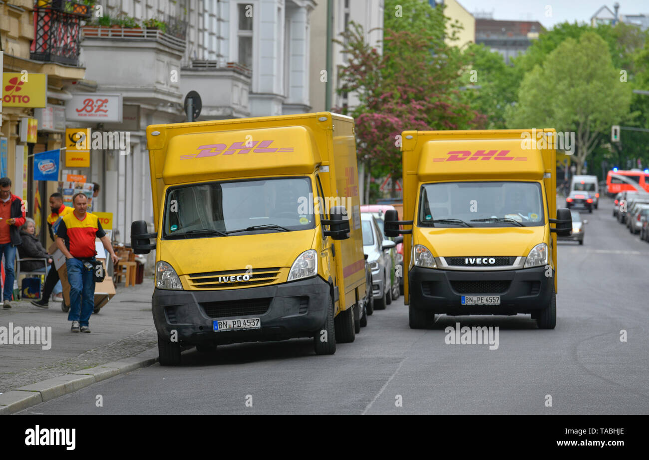 DHL-Lieferwagen, der Schönheit der Berge, Berlin, Deutschland, DHL-Lieferwagen, Schöneberg, Deutschland Stockfoto