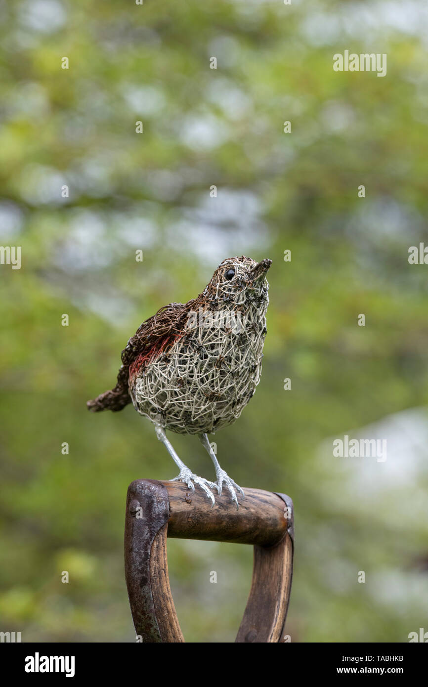 Turdus philomelos. Singdrossel kabel Skulptur auf einem Garten Gabel griff eine Blume zeigen. Großbritannien Stockfoto Turdus philomelos. Singdrossel kabel Skulptur auf einem Garten Gabel griff eine Blume zeigen. Großbritannien Stockfoto