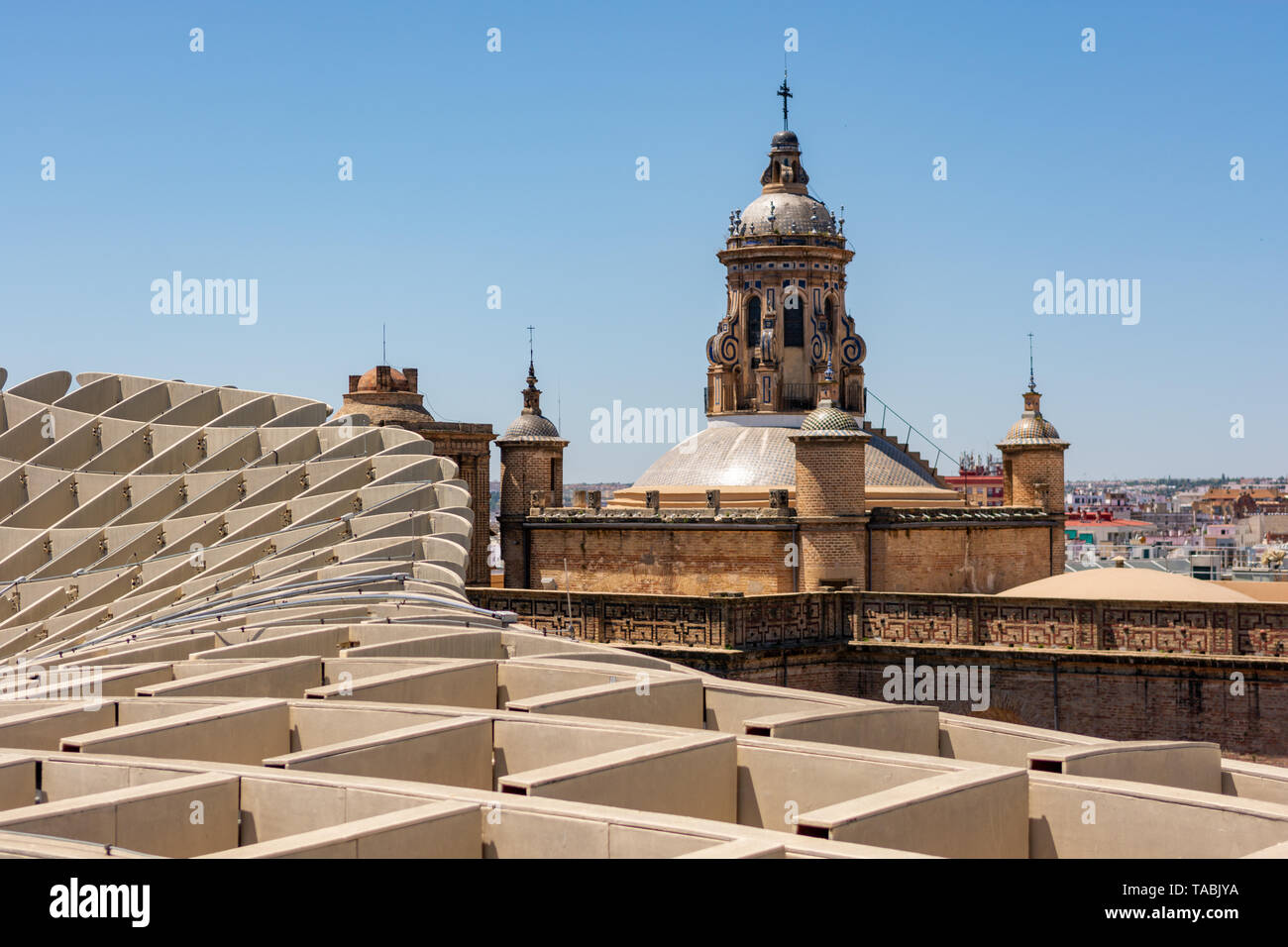 Gewölbtes Dach Gebäude von der Aussichtsplattform auf der Oberseite des Metropol Parasol, La Encarnacion Platz, Sevilla, Region Andalusien, Spanien gesehen Stockfoto